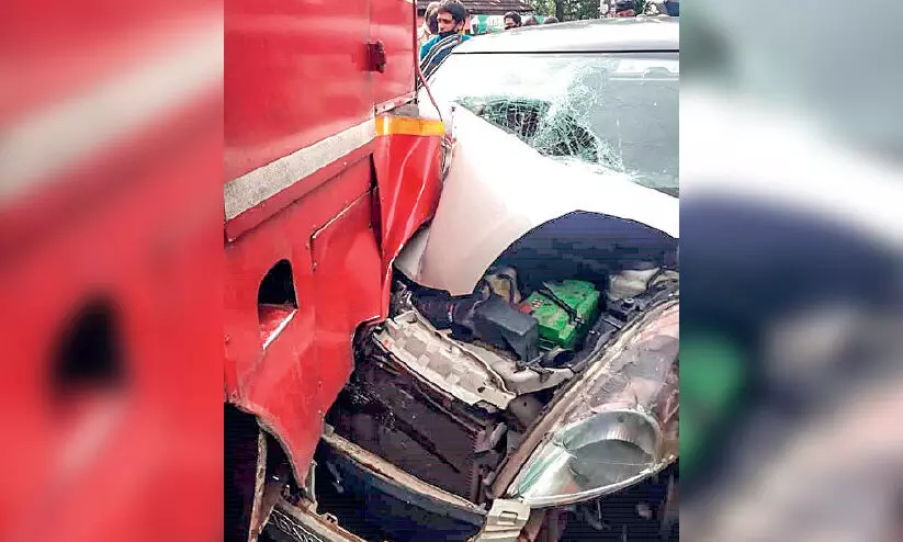 കെ.എസ്.ആർ.ടി.സി ബസും കാറും കൂട്ടിയിടിച്ച് നാലുപേർക്ക് പരിക്ക് കെ.എസ്.ആർ.ടി.സി ബസും കാറും കൂട്ടിയിടിച്ച് നാലുപേർക്ക് പരിക്ക്