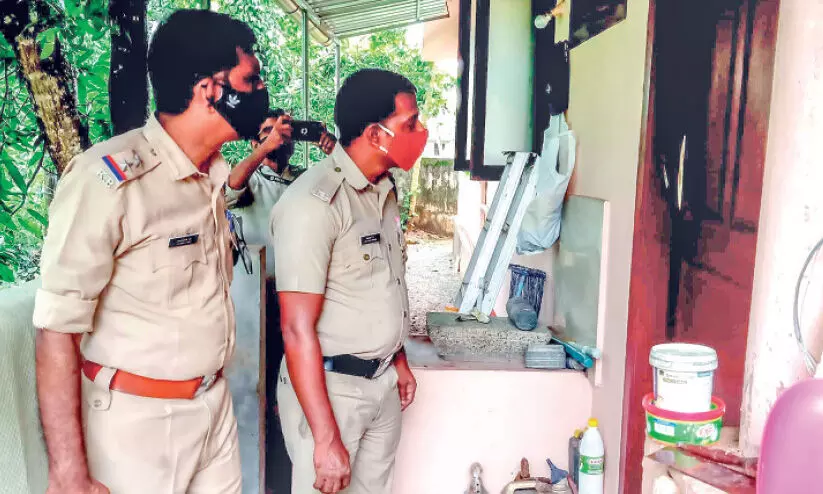 കാക്കഞ്ചേരിയിൽ വീടിെൻറ വാതിൽ തകർത്ത് മോഷണം; രണ്ടര പവനും 5000 രൂപയും കവർന്നു കാക്കഞ്ചേരിയിൽ വീടിെൻറ വാതിൽ തകർത്ത് മോഷണം; രണ്ടര പവനും 5000 രൂപയും കവർന്നു