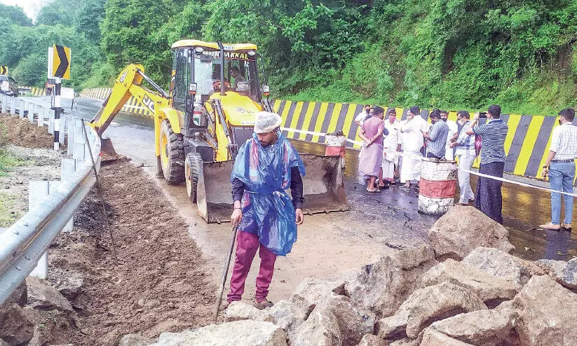 നാടുകാണി ചുരത്തിലെ വിള്ളൽ: റോഡ് ബലപ്പെടുത്തൽ തുടങ്ങി