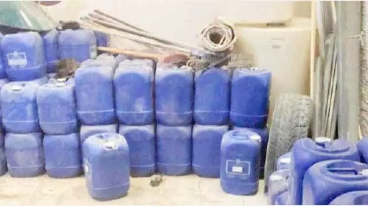 ബേ​സ്​​മെൻറി​ൽ തീ ​പി​ടി​ക്കു​ന്ന ഉ​ൽ​പ​ന്ന​ങ്ങ​ൾ സൂ​ക്ഷി​ച്ച​ത്​ പി​ടി​കൂ​ടി