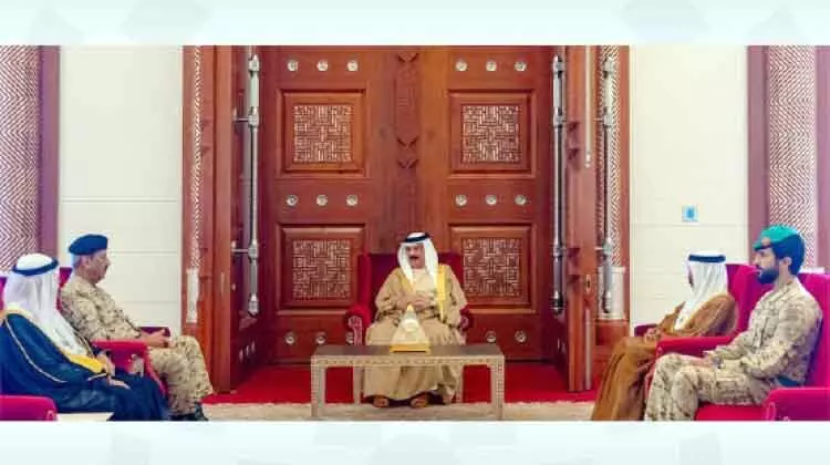 ഹ​മ​ദ് രാ​ജാ​വ് സൈ​നി​ക നേ​തൃ​ത്വ​ത്തെ സ്വീ​ക​രി​ച്ചു