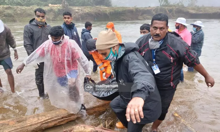 പെട്ടിമുടിയിൽ ഒരു മൃതദേഹം കൂടി കണ്ടെത്തി; മരണം 53 ആയി പെട്ടിമുടിയിൽ ഒരു മൃതദേഹം കൂടി കണ്ടെത്തി; മരണം 53 ആയി