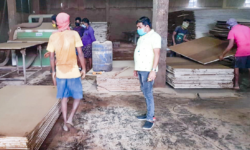 തിരിച്ചുവരവിന് വഴിതേടി ൈപ്ലവുഡ് വ്യവസായം തിരിച്ചുവരവിന് വഴിതേടി ൈപ്ലവുഡ് വ്യവസായം