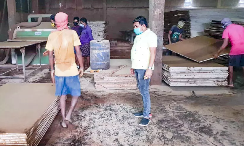 തിരിച്ചുവരവിന്​ വഴിതേടി ​ൈപ്ലവുഡ്​ വ്യവസായം