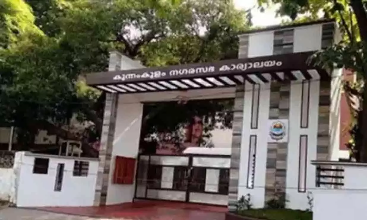 നിരോധനം ലംഘിച്ച് മത്സ്യം ഇറക്കിയതിനെ ചൊല്ലി കുന്നംകുളം നഗരസഭ കൗൺസിലിൽ ബഹളം നിരോധനം ലംഘിച്ച് മത്സ്യം ഇറക്കിയതിനെ ചൊല്ലി കുന്നംകുളം നഗരസഭ കൗൺസിലിൽ ബഹളം