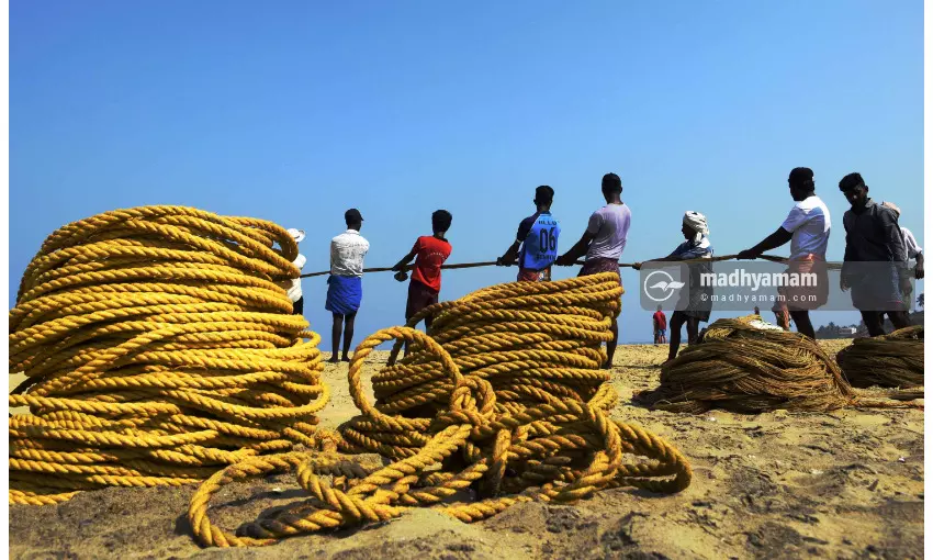 അതിജീവനത്തിലേക്ക്​ തുഴയെറിയാൻ