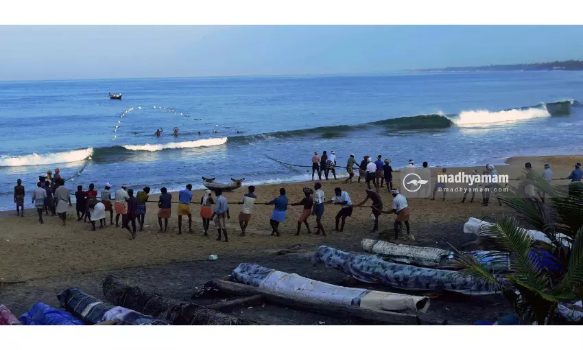 അതിജീവനത്തിലേക്ക്​ തുഴയെറിയാൻ