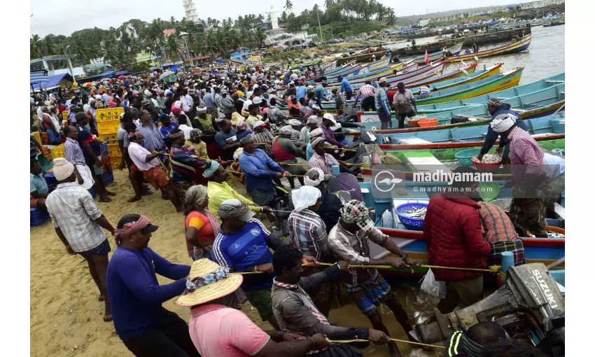 അതിജീവനത്തിലേക്ക്​ തുഴയെറിയാൻ