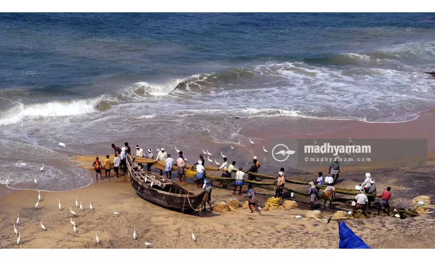 അതിജീവനത്തിലേക്ക്​ തുഴയെറിയാൻ