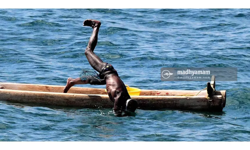 അതിജീവനത്തിലേക്ക്​ തുഴയെറിയാൻ