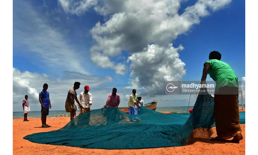 അതിജീവനത്തിലേക്ക്​ തുഴയെറിയാൻ