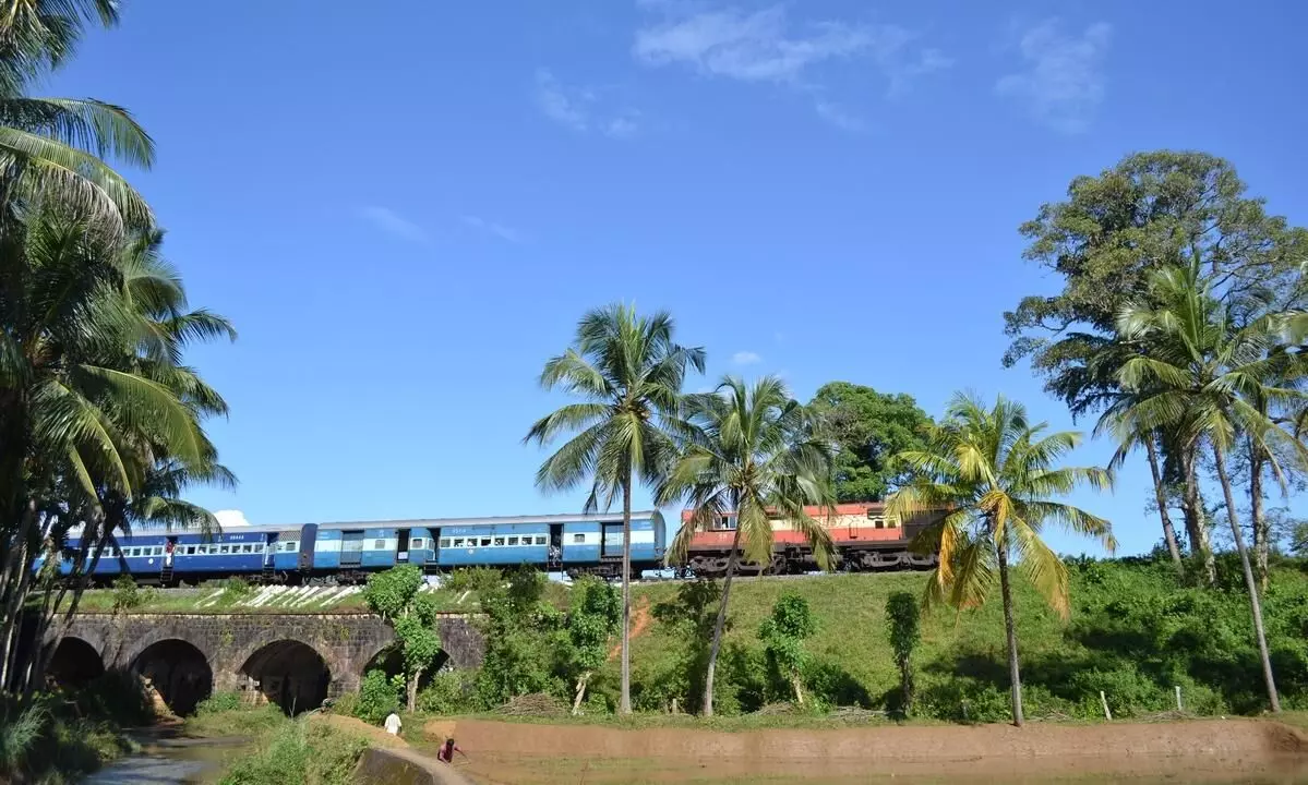 ഹ​രി​ത തു​ര​ങ്ക​ത്തി​ലൂ​ടെ​യൊ​രു തീ​വ​ണ്ടി​യാ​ത്ര