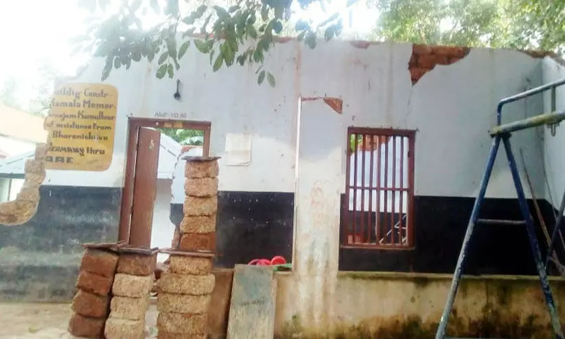 പഴയ അംഗൻവാടി കെട്ടിടം വ്യക്തി പൊളിച്ചു നീക്കുന്നതിൽ പ്രതിഷേധം പഴയ അംഗൻവാടി കെട്ടിടം വ്യക്തി പൊളിച്ചു നീക്കുന്നതിൽ പ്രതിഷേധം