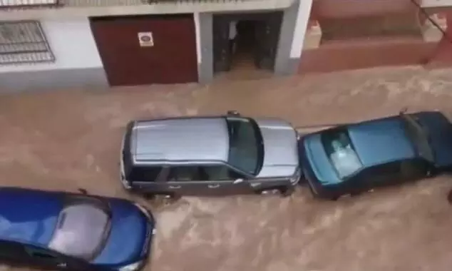 ആകാശത്തിന് കലി പിടിച്ചു; സെവിയ്യയിൽ 20 മിനിറ്റിൽ പെയ്തത് മൂന്ന് മാസത്തെ മഴ ആകാശത്തിന് കലി പിടിച്ചു; സെവിയ്യയിൽ 20 മിനിറ്റിൽ പെയ്തത് മൂന്ന് മാസത്തെ മഴ