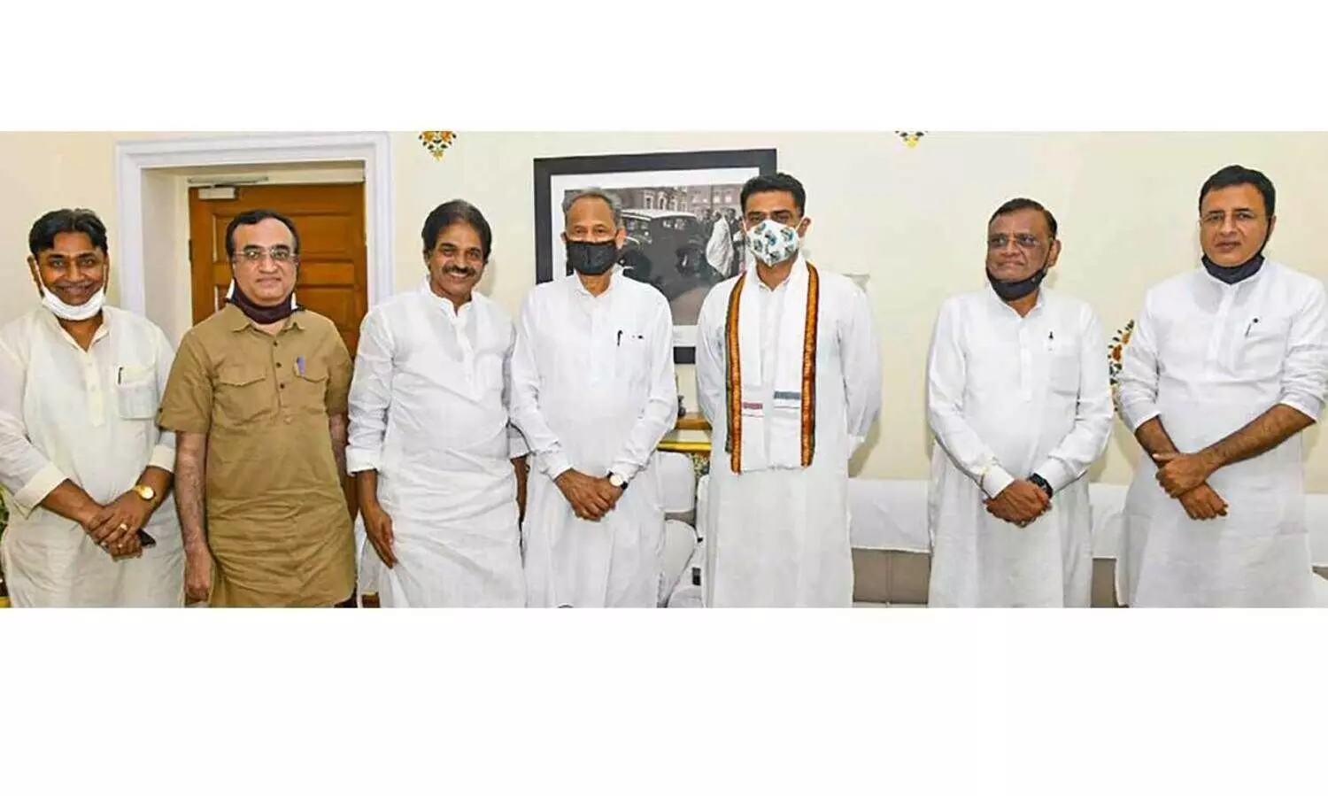 ചിരിച്ച്​, ഹസ്​തദാനം ചെയ്​ത്​ ഗെഹ്​ലോട്ട്​, പൈലറ്റ്​