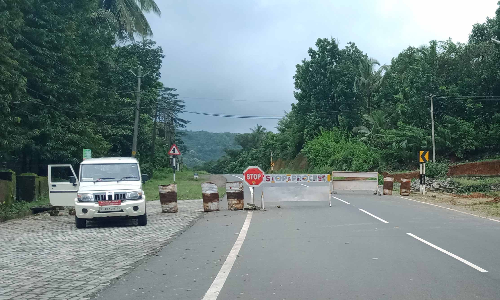 മാക്കൂട്ടം ചുരം വഴി യാത്ര ഇന്നു പുനരാരംഭിക്കും; കിളിയന്തറയിൽ കർശന പരിശോധന മാക്കൂട്ടം ചുരം വഴി യാത്ര ഇന്നു പുനരാരംഭിക്കും; കിളിയന്തറയിൽ കർശന പരിശോധന