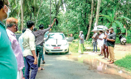 അന്നാര പൗരസമിതിയുടെ നേതൃത്വത്തിൽ തിരൂർ നഗരസഭ ചെയർമാനെ കരിങ്കൊടി കാണിച്ചു