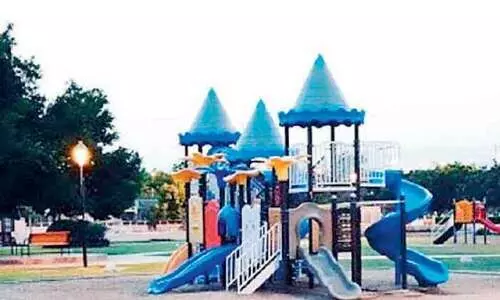 പാർക്കുകൾ തുറക്കുന്നതും കാത്ത് കുടുംബങ്ങൾ