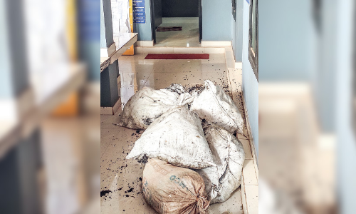 ഗ്രൗ​ണ്ടി​ലി​ട്ട മാ​ലി​ന്യ​ച്ചാ​ക്കു​ക​ൾ പ​ഞ്ചാ​യ​ത്ത് ഓ​ഫി​സി​ൽ തി​രി​കെ​ത്ത​ള്ളി ഡി.​വൈ.​എ​ഫ്.​ഐ പ്ര​വ​ർ​ത്ത​ക​ർ