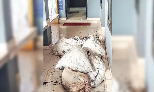 ഗ്രൗ​ണ്ടി​ലി​ട്ട മാ​ലി​ന്യ​ച്ചാ​ക്കു​ക​ൾ പ​ഞ്ചാ​യ​ത്ത് ഓ​ഫി​സി​ൽ തി​രി​കെ​ത്ത​ള്ളി ഡി.​വൈ.​എ​ഫ്.​ഐ പ്ര​വ​ർ​ത്ത​ക​ർ