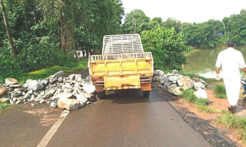 കോട്ടമുഴി പാലത്തിൽ അനുമതിയില്ലെങ്കിലും ഞമ്മള് പോവും...