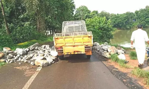 കോട്ടമുഴി പാലത്തിൽ അനുമതിയില്ലെങ്കിലും ഞമ്മള് പോവും...