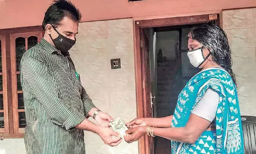 ഇൗ ​സ്​​നേ​ഹ​ത്തി​നെ​ന്തു ന​ൽ​കും സ​രോ​ജി​നി​യ​​മ്മേ...?