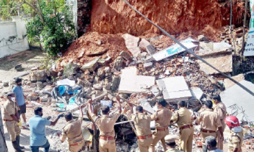 ചുമരിടിഞ്ഞുവീണ് വഴിയാത്രക്കാരനായ​ വയോധികന്​ പരിക്ക്