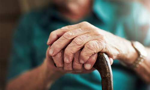 വൃദ്ധമാതാവിനെ വാടകവീട്ടിൽ ഉപേക്ഷിച്ച് മകളും മരുമകനും മുങ്ങി