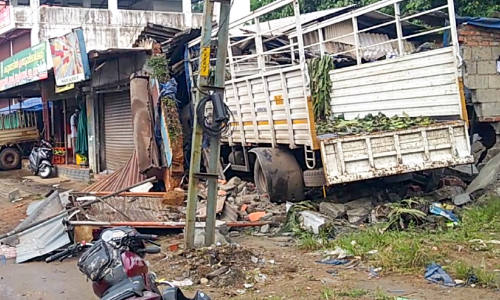 ലോറി ഇടിച്ചുകയറി മൂന്ന് കടമുറി തകർന്നു