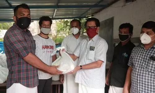 പാണാവള്ളിയിലെ വാട്​സാപ്പ്​ കൂട്ടായ്​മ ഭക്ഷ്യകിറ്റ്​ വിതരണം ചെയ്​തു
