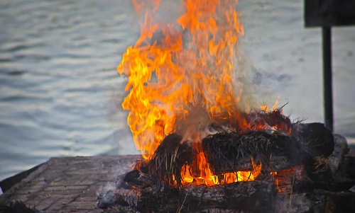 യു.പിയിൽ കോവിഡ് ബാധിച്ച് മരിച്ച മെഡിക്കൽ ഓഫിസറുടെ മൃതദേഹം മാറിനൽകി; തിരിച്ചറിഞ്ഞത് ദഹിപ്പിക്കുന്നതിനിടെ യു.പിയിൽ കോവിഡ് ബാധിച്ച് മരിച്ച മെഡിക്കൽ ഓഫിസറുടെ മൃതദേഹം മാറിനൽകി; തിരിച്ചറിഞ്ഞത് ദഹിപ്പിക്കുന്നതിനിടെ