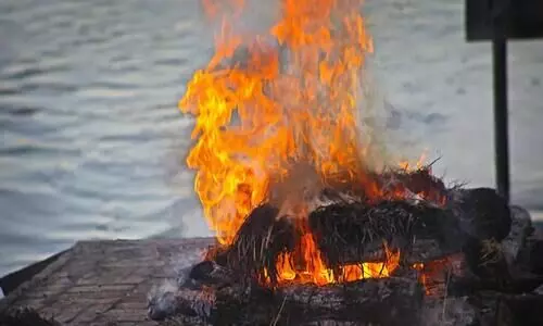യു.പിയിൽ കോവിഡ് ബാധിച്ച് മരിച്ച മെഡിക്കൽ ഓഫിസറുടെ മൃതദേഹം മാറിനൽകി; തിരിച്ചറിഞ്ഞത് ദഹിപ്പിക്കുന്നതിനിടെ യു.പിയിൽ കോവിഡ് ബാധിച്ച് മരിച്ച മെഡിക്കൽ ഓഫിസറുടെ മൃതദേഹം മാറിനൽകി; തിരിച്ചറിഞ്ഞത് ദഹിപ്പിക്കുന്നതിനിടെ