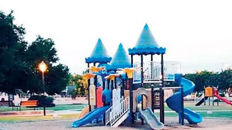 പാർക്കുകൾ തുറക്കുന്നതും കാത്ത് കുടുംബങ്ങൾ പാർക്കുകൾ തുറക്കുന്നതും കാത്ത് കുടുംബങ്ങൾ