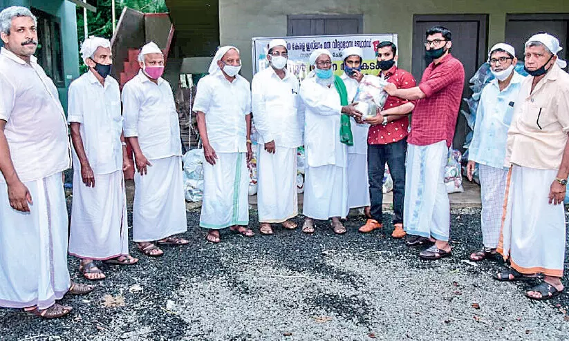 കരിപ്പൂര് വിമാനാപകടം: രക്ഷാപ്രവര്ത്തകരുടെ കുടുംബത്തിന് സമസ്തയുടെ കൈത്താങ്ങ് കരിപ്പൂര് വിമാനാപകടം: രക്ഷാപ്രവര്ത്തകരുടെ കുടുംബത്തിന് സമസ്തയുടെ കൈത്താങ്ങ്