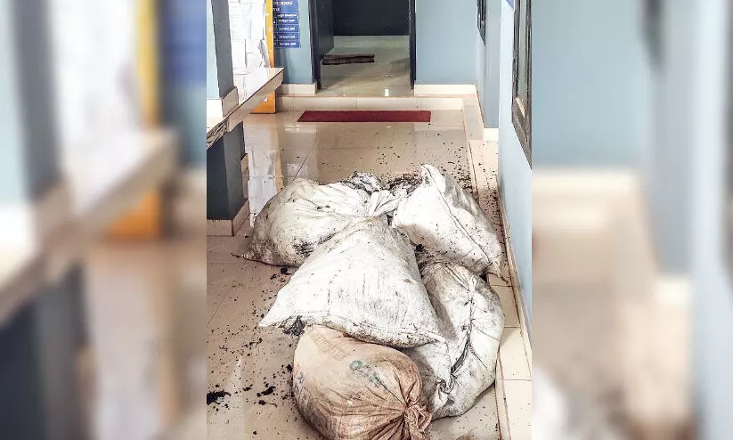 ഗ്രൗ​ണ്ടി​ലി​ട്ട മാ​ലി​ന്യ​ച്ചാ​ക്കു​ക​ൾ പ​ഞ്ചാ​യ​ത്ത് ഓ​ഫി​സി​ൽ തി​രി​കെ​ത്ത​ള്ളി ഡി.​വൈ.​എ​ഫ്.​ഐ പ്ര​വ​ർ​ത്ത​ക​ർ