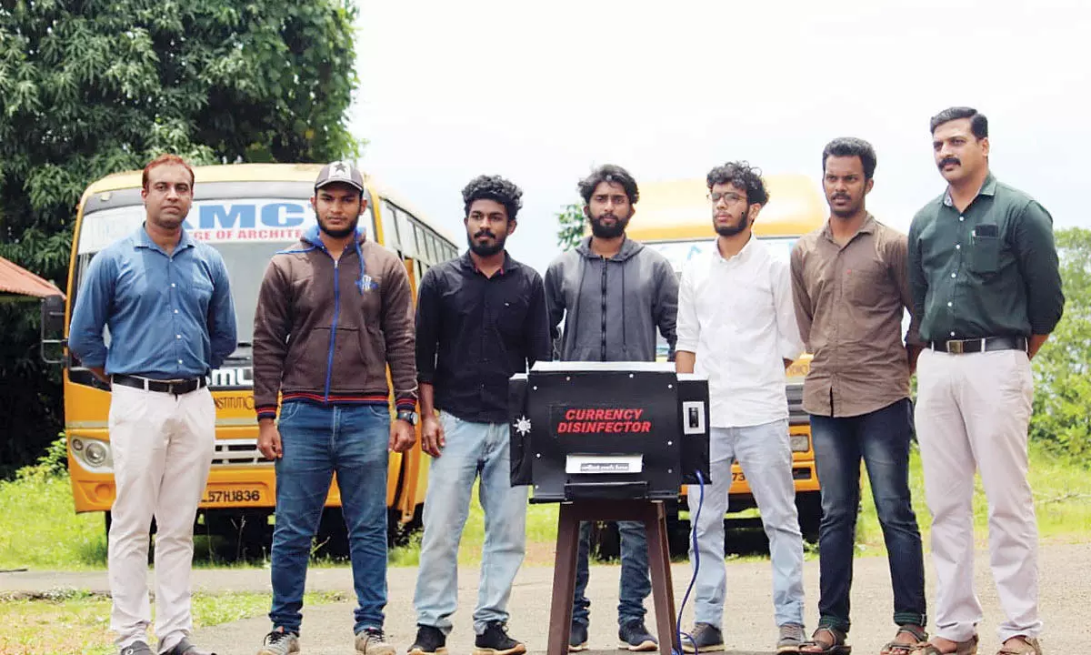 കറൻസി അണുമുക്തമാക്കാൻ വിദ്യാർഥികളുടെ യന്തിരൻ കറൻസി അണുമുക്തമാക്കാൻ വിദ്യാർഥികളുടെ യന്തിരൻ