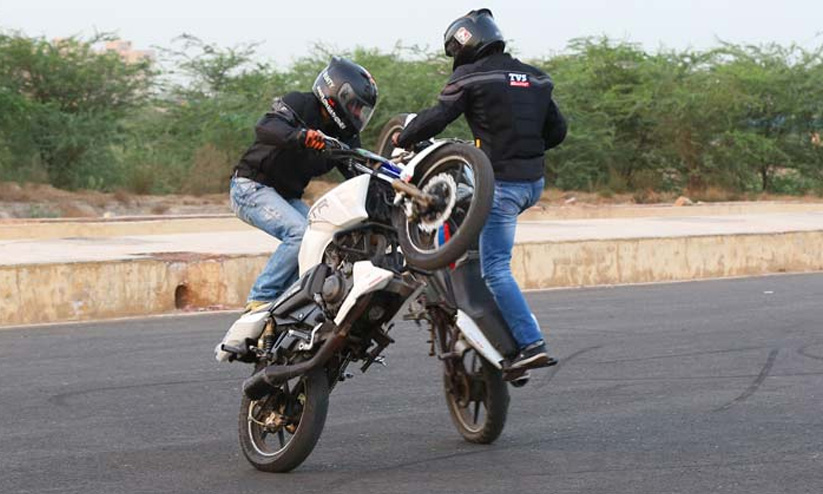 പൊലീസിെൻറ പിടി അയഞ്ഞു; പറപറന്ന് ഫ്രീക്കൻമാർ പൊലീസിെൻറ പിടി അയഞ്ഞു; പറപറന്ന് ഫ്രീക്കൻമാർ