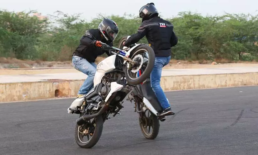 പൊലീസി​െൻറ  പിടി അയഞ്ഞു; പറപറന്ന് ഫ്രീക്കൻമാർ