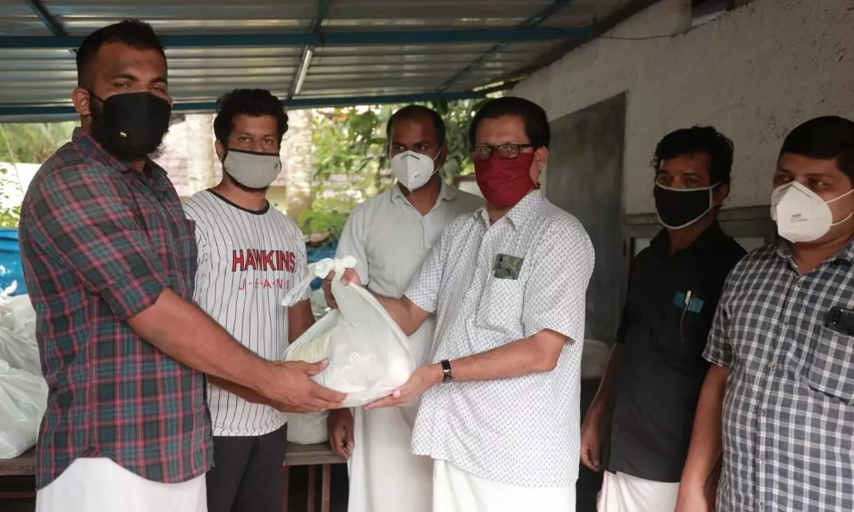 പാണാവള്ളിയിലെ വാട്​സാപ്പ്​ കൂട്ടായ്​മ ഭക്ഷ്യകിറ്റ്​ വിതരണം ചെയ്​തു