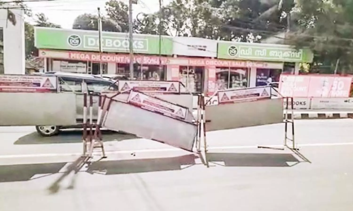 വാ​ഹ​ന​മി​ടി​ച്ച് ത​ക​ർ​ന്ന ഡി​വൈ​ഡ​റു​ക​ൾ ഭീ​ഷ​ണി