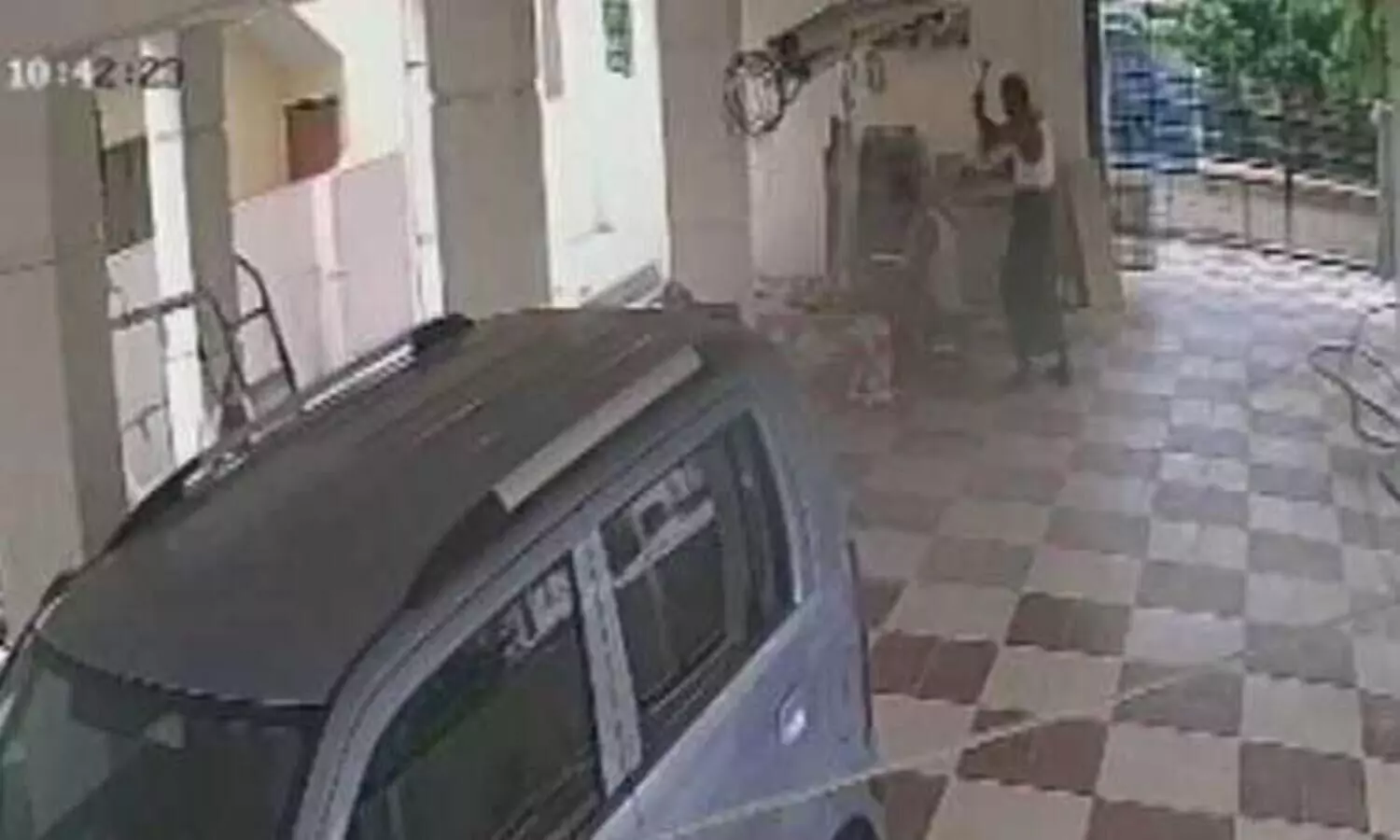 പിതാവ്​​ മകനെ ചുറ്റിക കൊണ്ട്​ തലക്കടിച്ച്​ കൊന്നു; സി.സി.ടി.വി ദൃശ്യങ്ങൾ പുറത്ത്​