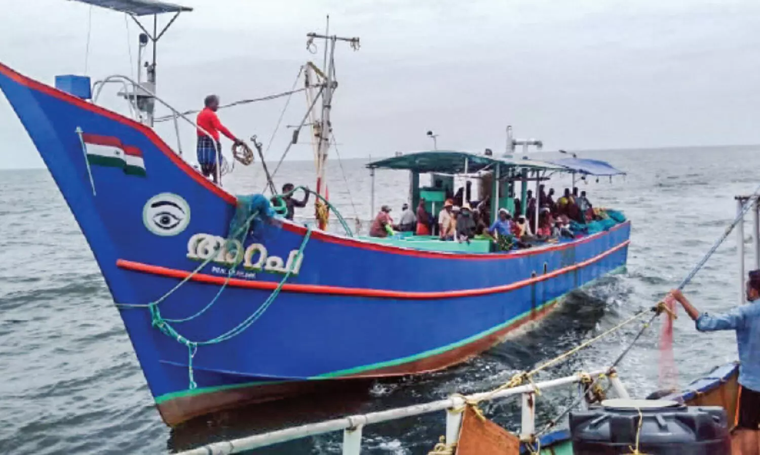 ബോട്ട് തകരാറിലായതിനെ തുടർന്ന് കടലിൽ കുടുങ്ങിയവരെ ​രക്ഷിച്ചു