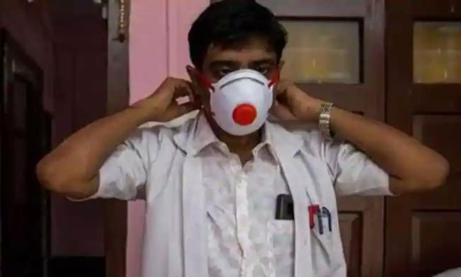 കോവിഡ്​ വാർഡിൽ സന്ദർശകരുടെ തിരക്ക്​; തോക്കേന്തിയ കാവൽക്കാരുമായി​ ഡോക്​ടർ