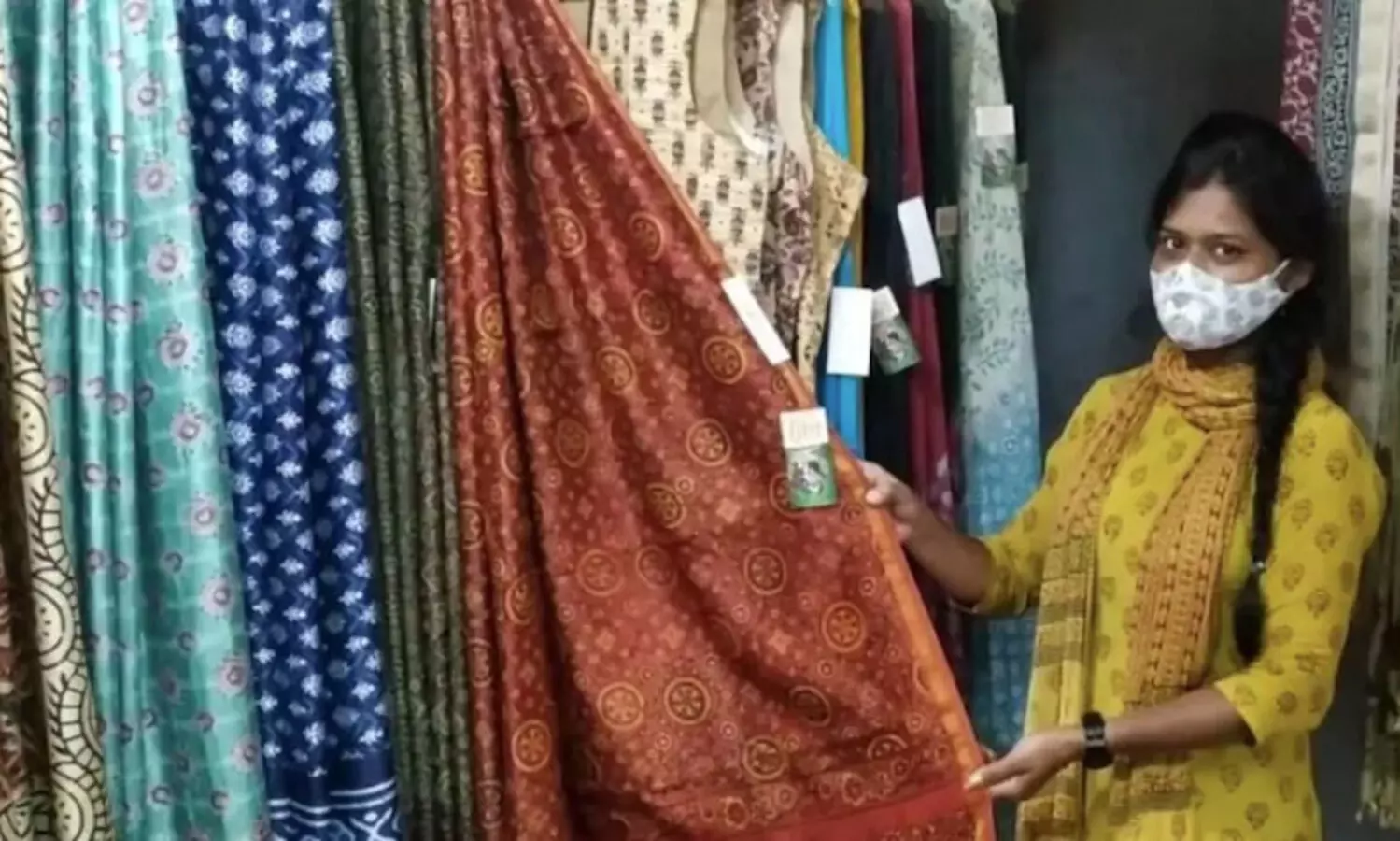 ചാണകം ഗോമൂത്രം പപ്പടം എന്നിവക്ക്​ ശേഷം ഇപ്പോ സാരിയും; പ്രതിരോധ ശക്​തി കൂട്ടാനുള്ള പുതിയ സാധനവുമായി ബി.ജെ.പി സർക്കാർ