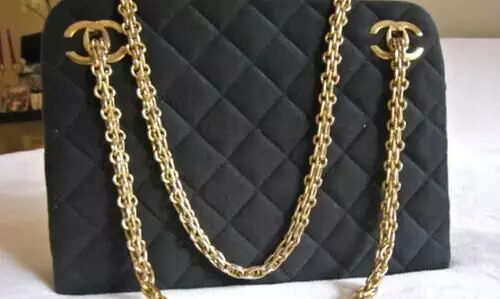 സ്വർണവും പണവുമടങ്ങിയ ബാഗും പഴ്സും തിരിച്ചുനൽകി കടയുടമയുടെ മാതൃക