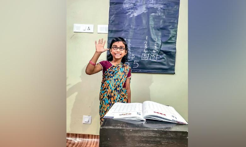 ഒ​ന്നാം ക്ലാ​സു​കാ​രി​യു​ടെ ഓ​ൺ​ലൈ​ൻ ക്ലാ​സ് വി​ഡി​യോ വൈ​റ​ലാ​കു​ന്നു