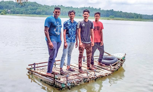 പ്ലാസ്​റ്റിക് കുപ്പികൾകൊണ്ട് ബോട്ട്​ നിർമിച്ച് യുവാക്കൾ