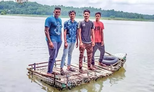 പ്ലാസ്റ്റിക് കുപ്പികൾകൊണ്ട് ബോട്ട് നിർമിച്ച് യുവാക്കൾ പ്ലാസ്റ്റിക് കുപ്പികൾകൊണ്ട് ബോട്ട് നിർമിച്ച് യുവാക്കൾ