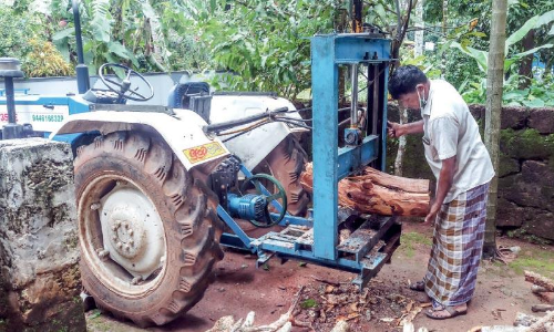ഇ​ത് ഗു​ലാം ഹു​സൈ‍െൻറ ന്യൂ​ജ​ൻ വി​റ​കുവെട്ടി യന്ത്രം